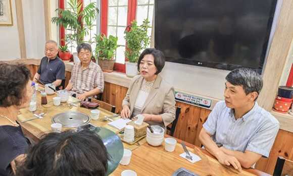 지난 12일 신계용 시장이 시정 운영 방안을 논의하는 행정 모니터 간담회를 하고 있다. [사진=과천시]