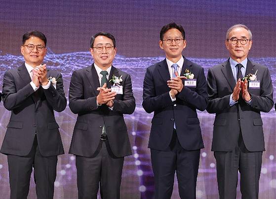 12일 ‘정부-이통사 인공지능(AI) 투자협력식’이 서울 중구 웨스틴조선호텔에서 열렸다. 왼쪽부터 이철훈 LG유플러스 부사장, 유영상 SK텔레콤 대표이사, 배경훈 과학기술정보통신부 장관, 김영섭 KT 대표이사. [연합뉴스]