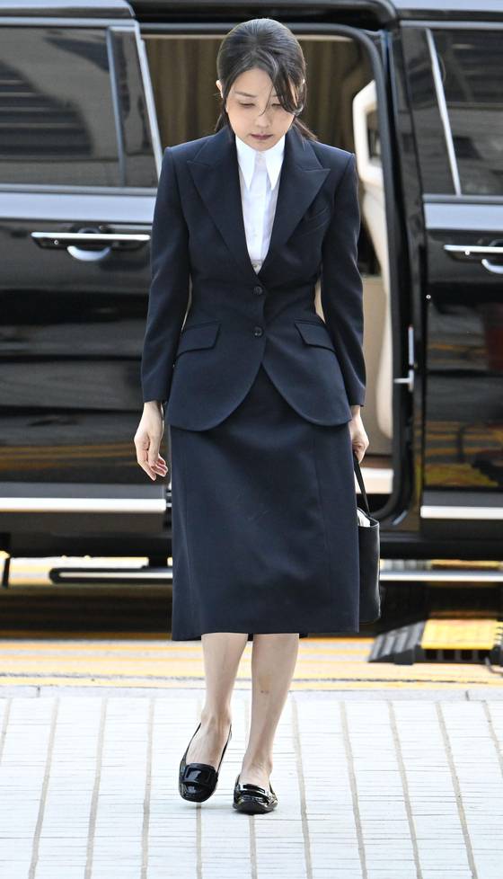 김건희 여사가 12일 법원에 출석하고 있다. [중앙포토]