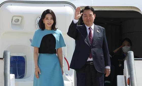 ‘비선 보좌’ 논란이 제기됐던 스페인 방문 후 귀국길에 오르는 윤석열 전 대통령 부부. [중앙포토]