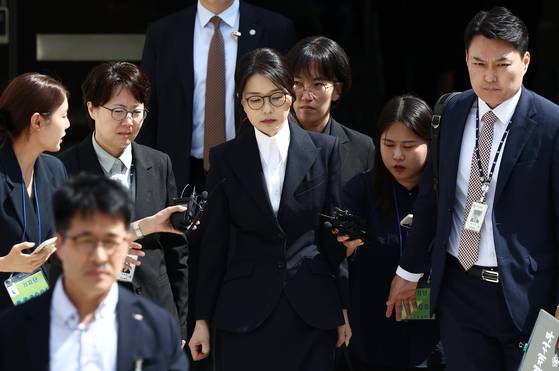 윤석열 전 대통령 부인 김건희 여사가 12일 오후 서울 서초구 서울중앙지법에서 열린 구속 전 피의자 심문(영장실질심사)를 마치고 나오고 있다. 뉴스1