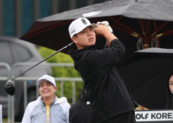 지난 5월 인천 연수구 잭니클라우스CC에서 LIV 골프 코리아 프로암 경기에서 장유빈이 티샷을 하고 있다. 뉴시스
