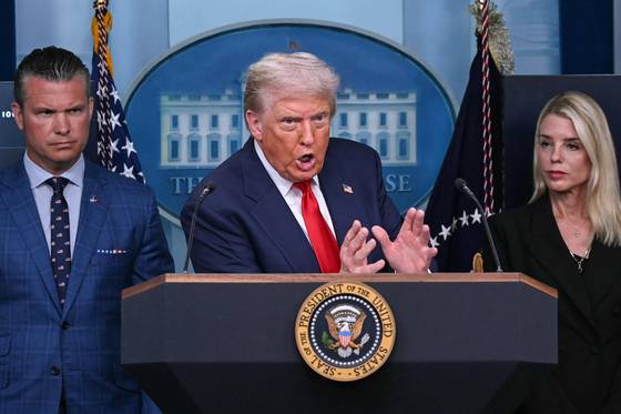 도널드 트럼프 미국 대통령이 11일(현지시간) 워싱턴 DC에 치안유지를 위한 주방위군 투입을 발표하는 기자회견을 하고 있다. AFP=연합뉴스