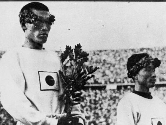 1936년 일장기를 달고 베를린 올림픽 시상식에 선 손기정 선수. 오른쪽이 2위를 한 남승룡 선수다. 중앙포토