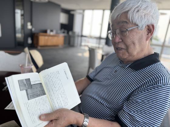 일본에서 손기정 선수를 알리고 있는 데라시마 젠이치 메이지대 명예교수가 지난달 4일 1951년 보스톤 마라톤에서 우승한 일본인 선수에게 보낸 손기정 선수의 축하 전보를 설명하고 있다. 김현예 특파원