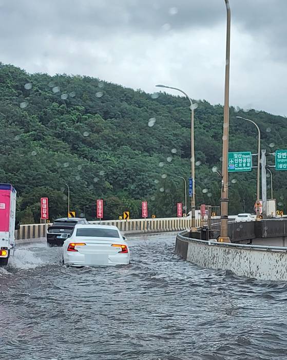 수도권에 많은 비가 내린 13일 서울 가양대교 램프에 물이 차 있다. 연합뉴스