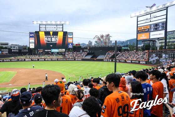 13일 롯데전에서 KBO리그 역대 한 시즌 홈 경기 최다 매진(48회) 신기록을 세운 한화의 홈구장 대전한화생명볼파크 전경. 사진 한화 이글스