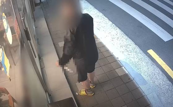 충남 당진의 한 식당에 흉기를 소지한 채 들어가 난동을 피운 60대. 사진 경찰청 유튜브 캡처