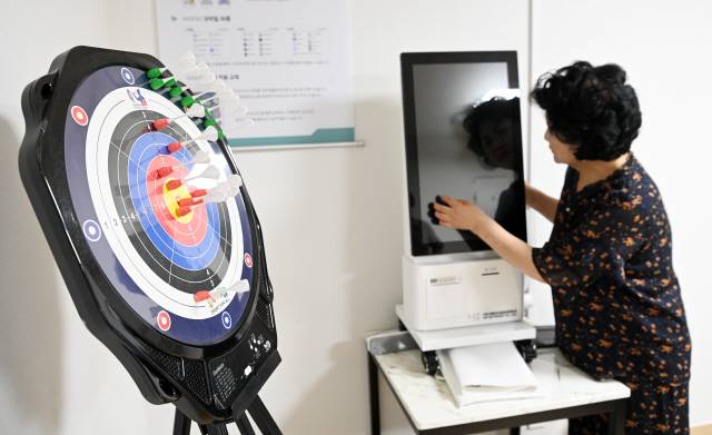 ▲ 춘천·원주·태백·홍천 등 4개 시·군 경로당 575곳에서 스마트 경로당 사업이 추진되고 있다. 12일 춘천의 한 아파트 스마트 경로당에는  기기가 꺼진 키오스크 교육 기기를 주민이 살펴보고 있다.  서영 기자