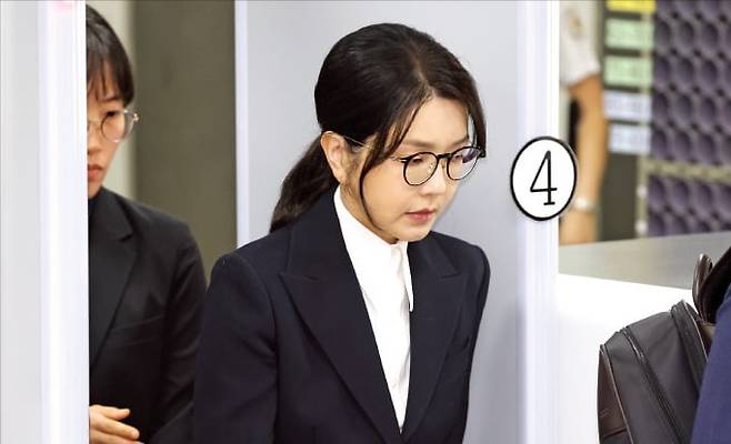 < 구속심사 마친 김 여사 > 윤석열 전 대통령 부인 김건희 여사가 12일 구속 전 피의자 심문(영장실질심사)을 마친 뒤 서울중앙지방법원을 나서고 있다.   최혁 기자