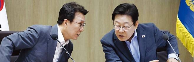 < 李대통령, 김민석 총리와 ‘귀엣말’ > 이재명 대통령이 12일 용산 대통령실에서 열린 국무회의에서 김민석 국무총리와 대화하고 있다. 이 대통령은 이날 “비용을 아끼기 위해 누군가의 목숨을 빼앗는 것은 미필적 고의에 의한 살인이자 사회적 타살”이라며 산업재해 대책을 재차 주문했다.  김범준 기자