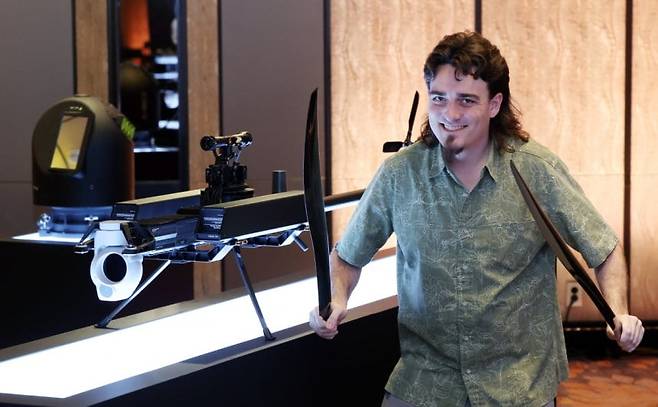 팔머 럭키 안두릴 창업자가 7일 서울 포시즌스 호텔에서 자사 드론의 프로펠러를 들고 포즈를 취하고 있다. 사진=김범준 기자