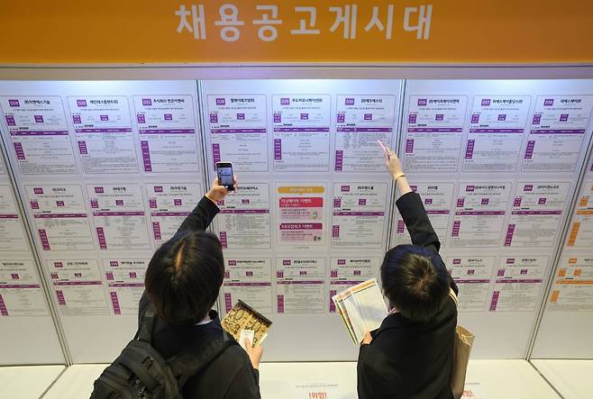 지난 5월 26일 서울 강남구 코엑스에서 열린 '2025 제1차 KB굿잡 우수기업 취업박람회'에서 구직자들이 부스를 둘러보고 있다.  /사진=최혁 기자
