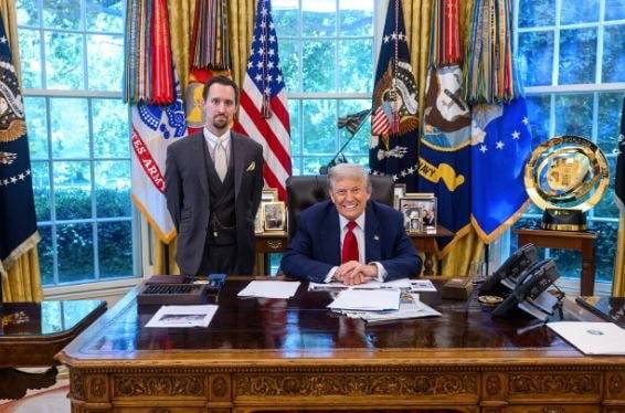 새 BLS 국장으로 지명된 E J 앤토니 헤리티지재단 수석경제학자가 도널드 트럼프 미국 대통령과 함께 백악관에 서 있는 모습. 백악관