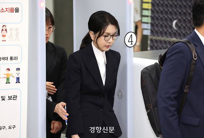 자본시장과 금융투자업에 관한 법률 위반, 정치자금법 위반, 특정범죄 가중처벌 등에 관한 법률 위반(알선수재) 등 혐의를 받는 윤석열 전 대통령 부인 김건희 여사가 12일 서울 서초구 서울중앙지법에서 열린 구속 전 피의자 심문(영장실질심사)을 마치고 법정을 나서고 있다. 권도현 기자