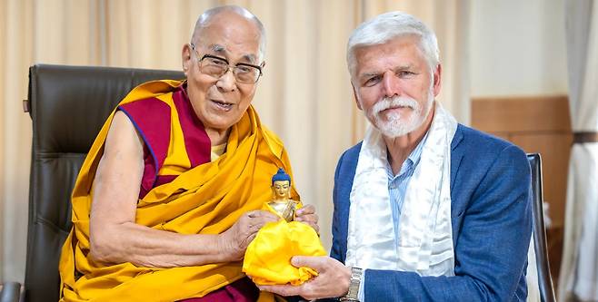 제14대 달라이 라마와 페트로 파벨 체코 대통령이 지난달 27일 티베트 망명정부가 있는 인도 다람살라에서 만나고 있다. 달라이 라마 엑스.