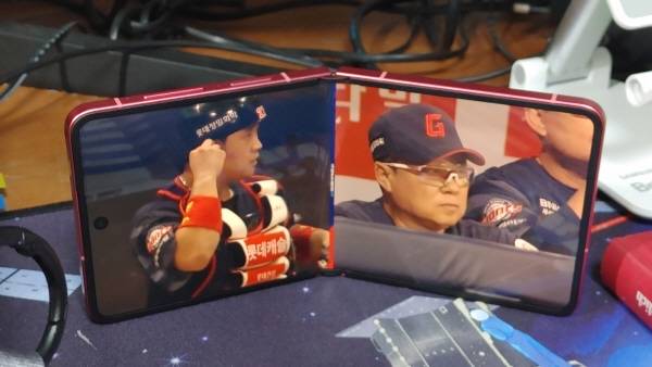 갤럭시 Z플립 7으로 프로야구 경기를 보고 있다. 애매한 각도로 펼쳐서 감상할 수 있다. 정옥재 기자