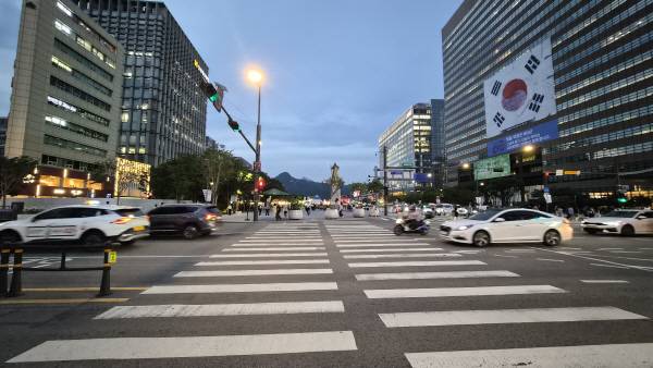 갤럭시 Z플립 7으로 8월의 어느 저녁 무렵 서울 광화문 이순신 동상 일대를 촬영했다. 정옥재 기자