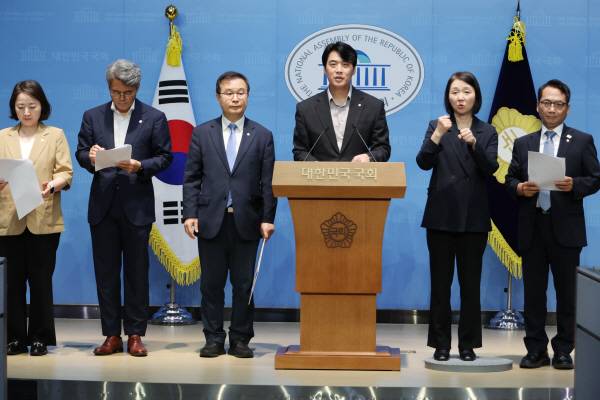 더불어민주당 정치검찰 조작기소대응TF 단장인 한준호 의원이 13일 서울 여의도 국회 소통관에서 대북송금 사건과 관련 김성태 전 쌍방울그룹 회장 측근의 위증과 검찰의 무리한 기소를 규탄하고 있다. 연합뉴스