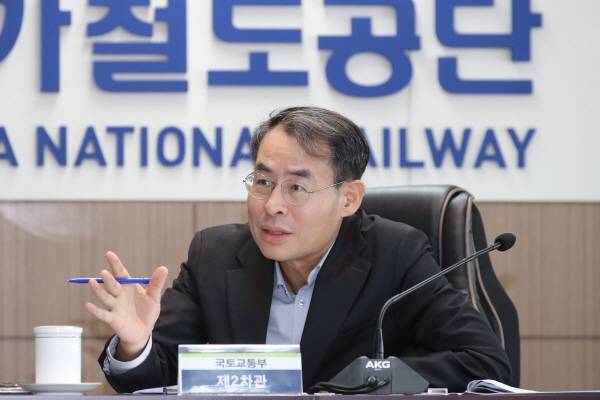 강희업 국토교통부 제2차관이 13일 부산에 있는 국가철도공단 영남본부에서 열린 간단회에서 발언하고 있다. 국토부 제공