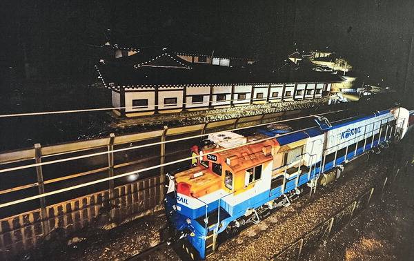 2020년 12월 16일 임청각 마당을 80년 동안 자르고 있던 당시 중앙선 철로 위로 마지막 열차가 달리는 장면. 이 철로는 2021년 이전했다.