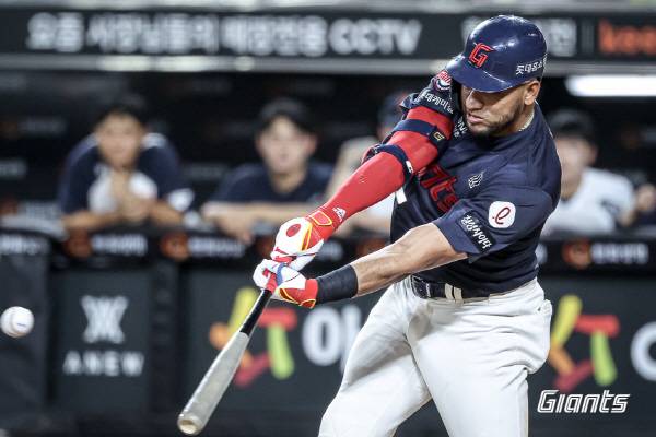 13일 대전 한화생명볼파크에서 열린 한화와 3연전 두 번째 경기에서 롯데 타자 빅터 레이예스가 안타를 치고 있다. 롯데 자이언츠 제공