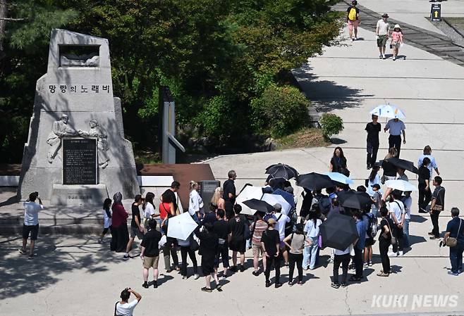 임진각은 이산가족의 아픔이 서린 장소로 알려져 있다. 매년 수백만 명의 내·외국인이 임진각을 방문한다. 이곳은 통일을 염원하는 통일안보관광지로 기능하고 있다. 전시관, 평화누리, 평화 곤돌라, 6·25 전쟁 납북자 기념관 등의 시설이 갖추어져 있다. 임진각 일대는 총 14만 평 규모의 대규모 관광지로 조성되어 있다.
