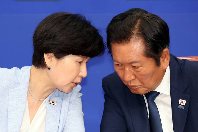 12일 서울 여의도 국회에서 열린 더불어민주당 국민중심 사법개혁특별위원회 출범식 및 1차 회의에서 특위 위원장을 맡은 백혜련 의원이 정청래 대표와 대화하고 있다. 연합뉴스