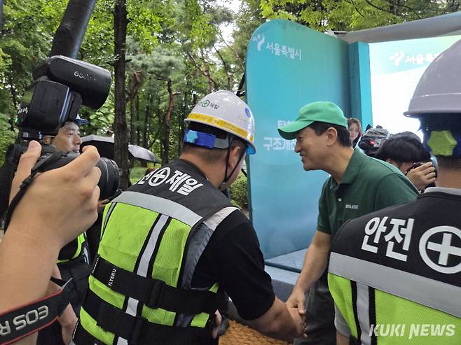 오세훈 서울시장이 13일 오전 서울 송파구 숯내공원에서 탄천변 동측도로 구조개선 공사 착공식을 마친 뒤 공사 관계자들과 악수를 나누고 있다. 노유지 기자