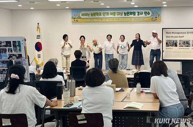 충남도 농업기술원은 교육부가 추진하는 늘봄학교와 연계한 아동 대상 농촌체험 프로그램 활성화를 위해 ‘농촌체험 강사 역량강화 연수’를 실시했다.