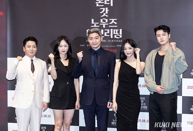 배우 박명훈, 전소민, 백승환 감독, 한지은, 신승호(왼쪽부터)가 13일 서울 삼성동 메가박스 코엑스에서 열린 영화 ‘온리 갓 노우즈 에브리띵’ 기자간담회에 참석해 포즈를 취하고 있다. 유희태 기자