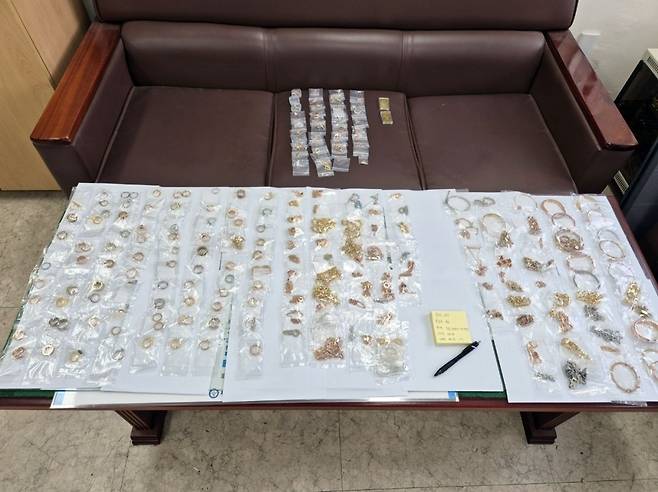 부산 강서구 한 폐업 귀금속점에서 절도범이 훔친 은목걸이·반지 등 귀금속 200점(시가 2000만원 상당). /부산강서경찰서 제공