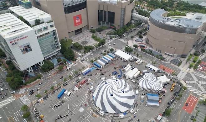 부산 센텀시티 신세계백화점 야외 주차장에 설치된 태양의서커스 ‘쿠자(KOOZA)’ 공연용 빅탑 전경. 오는 21일부터 9월 28일까지 부산에서 공연이 열린다. /태양의서커스 제공