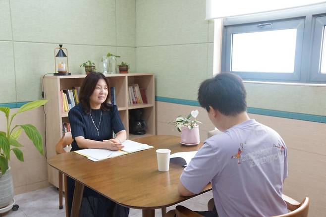 윤 센터장이 최근 호산나상담코칭센터에서 내담자와 상담하고 있다.