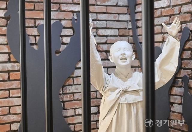 철창내에서 만세 운동을 하는 모습의 조형물. 홍기웅기자