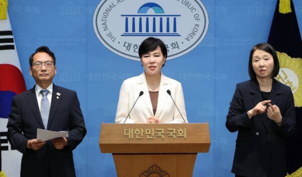 더불어민주당 정치테러대책위원회의 전현희 위원장이 13일 서울 여의도 국회 소통관에서 이재명 대통령의 당대표 시절 발생했던 테러사건에 대한 축소·왜곡 시도를 규탄하고 수사를 촉구하고 있다. 연합뉴스