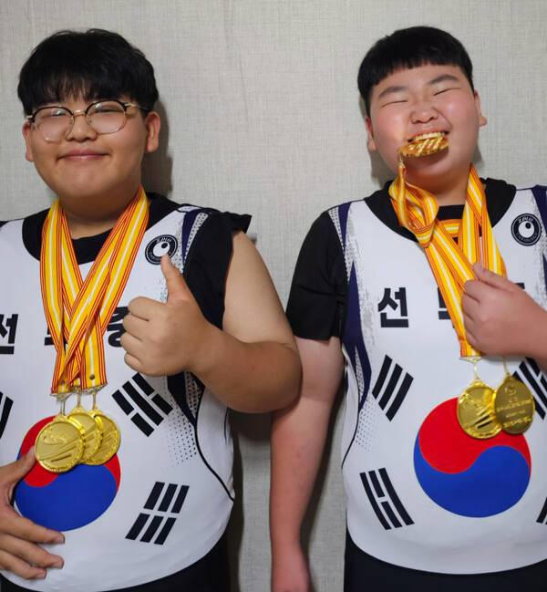안산 선부중 이승현(왼쪽), 김정헌이 ‘제11회 한국중·고역도선수권대회’ 남중 1학년부에서 3관왕을 달성한 뒤 기념 촬영을 하고 있다. 선부중 제공
