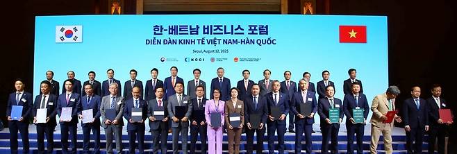 두나무와 베트남 밀리터리뱅크는 12일 서울 롯데호텔에서 열린 '한·베트남 비즈니스 포럼'에서 MOU를 체결했다. 대한상공회의소 제공