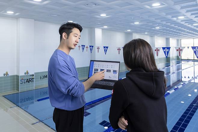 스위밍몬스터  ‘세이프 스윔’ 사용법을 설명하고 있다 (사진제공:  스위밍몬스터)