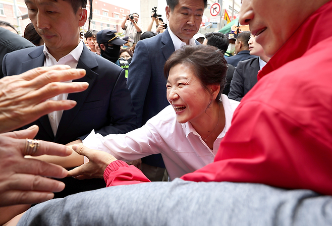 박근혜 전 대통령이 31일 서문시장을 찾아 시민들에게 인사하고 있다. [사진출처=뉴스1]