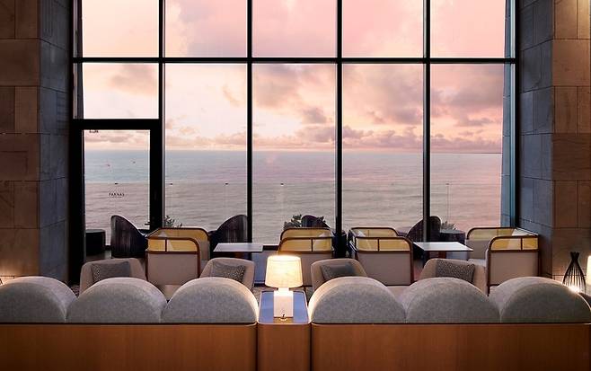 ‘선셋 와인 플로우’가 펼쳐지는 파르나스 호텔 제주 ‘폰드메르 바’ 전경 / 사진=파르나스 호텔 제주