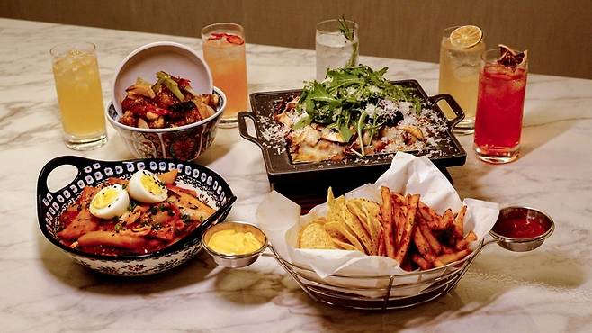 국물 떡볶이와 우삼겹 치즈 철판구이 등 안주가 돋보이는 보코 서울 강남의 무제한 하이볼 프로모션 / 사진=보코 서울 강남