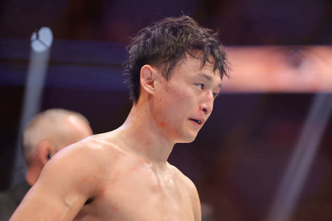 명예의 전당 헌액자 최두호가 2024년 12월 미국 네바다주 라스베이거스 티모바일 아레나 UFC 310 메인카드 제1경기 승리 후 감회에 젖어 있다. 사진=TKO