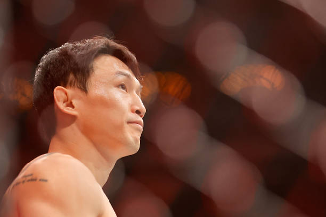 명예의 전당 헌액자 최두호가 2024년 12월 미국 네바다주 라스베이거스 티모바일 아레나 UFC 310 메인카드 제1경기 선수 소개를 듣고 있다. 사진=TKO