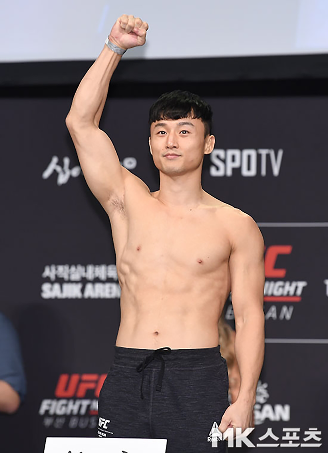 2019년 12월 부산 사직실내체육관에서 UFC on ESPN+ 23 계체를 통과한 최두호. 사진=김영구 기자