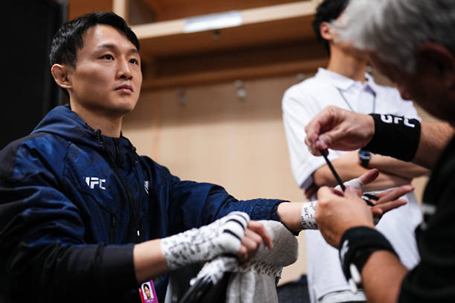 명예의 전당 헌액자 최두호가 2024년 12월 미국 네바다주 라스베이거스 티모바일 아레나 UFC 310 메인카드 제1경기 시작을 기다리고 있다. 사진=TKO