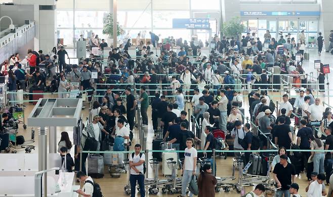 인천국제공항 1터미널 출국장이 해외여행을 떠나는 여행객들로 북적이고 있다./사진=뉴시스