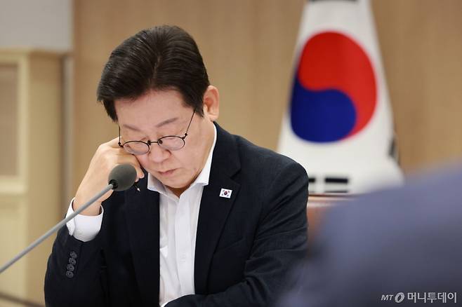 [서울=뉴시스] 고범준 기자 = 이재명 대통령이 13일 서울 용산 대통령실 청사에서 열린 나라재정 절약 간담회에서 자료를 살펴보고 있다. 2025.08.13. bjko@newsis.com /사진=고범준