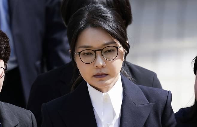 윤석열 전 대통령 부인 김건희 여사가 지난 12일 오후 서울 서초구 서울중앙지법에서 열린 구속 전 피의자 심문(영장실질심사)를 마치고 나오고 있다. /사진=뉴스1