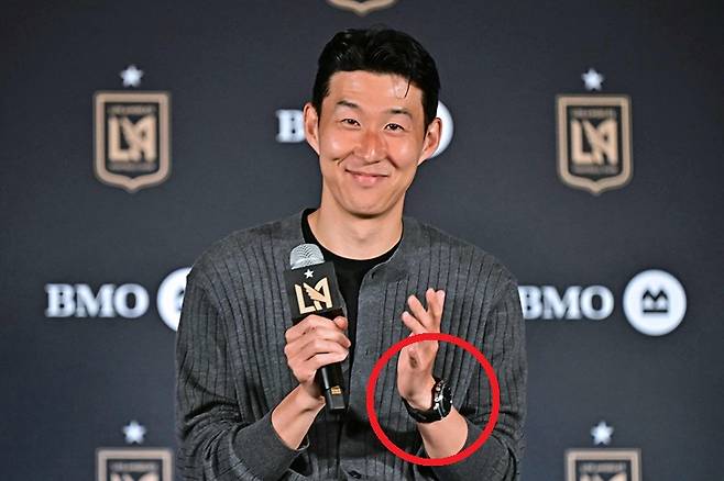 갤럭시워치8 클래식을 착용한 손흥민 선수가 지난 6일(현지시간) LA BMO 스타디움 필드 클럽에서 열린 LAFC 입단 기자회견에서 인사말을 하고 있다. /사진=뉴스1